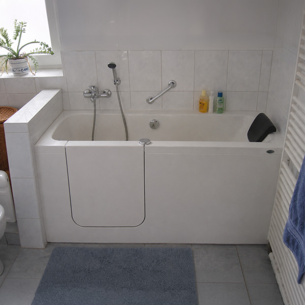 neue BAdewanne mit BAdewannentür eingebaut von Bunzel Gmbh in St. Johann im Pongau